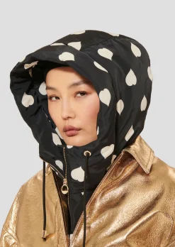 Capuche amovible Daria noire imprimée coeurs blancs