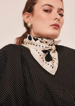 Carré de soie Estee écru à motif coeur noir
