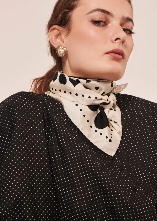 Carré de soie Estee écru à motif coeur noir