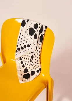 Carré de soie Estee écru à motif coeur noir