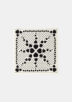 Carré de soie Estee écru à motif coeur noir