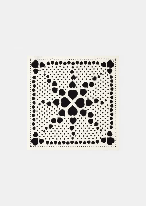 Carré de soie Estee écru à motif coeur noir
