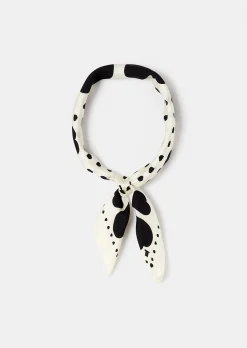 Carré de soie Estee écru à motif coeur noir