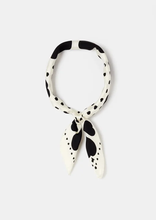 Carré de soie Estee écru à motif coeur noir