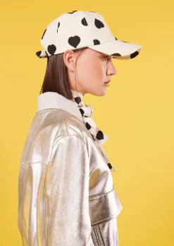 Casquette Carole écru à motif coeur noir
