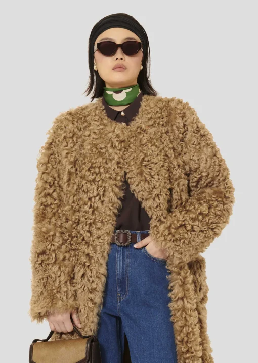 Manteau Marlon marron en peau lainée à bouclettes