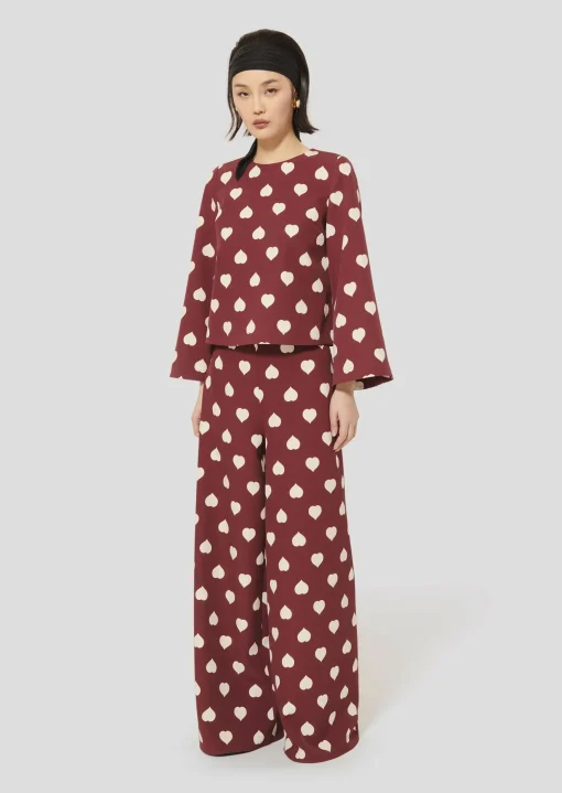 Pantalon Positivo bordeaux imprimé coeurs blancs