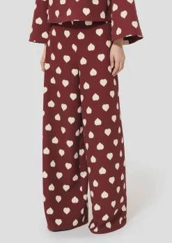 Pantalon Positivo bordeaux imprimé coeurs blancs