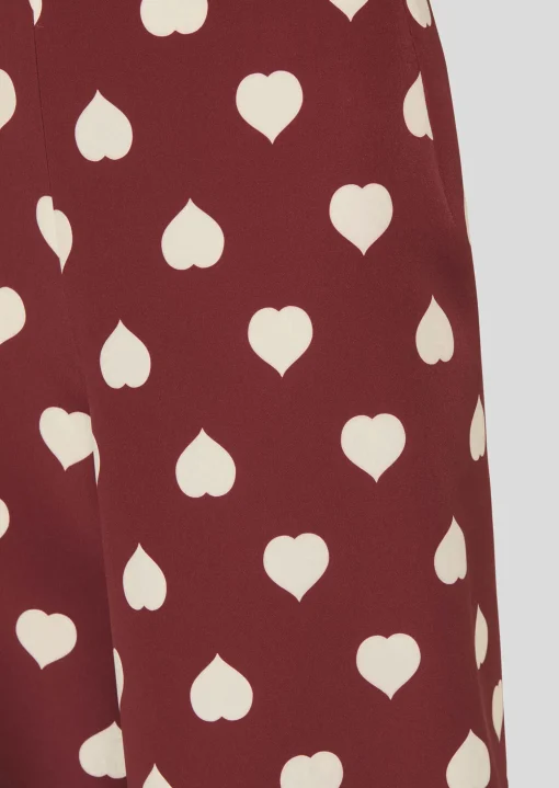 Pantalon Positivo bordeaux imprimé coeurs blancs