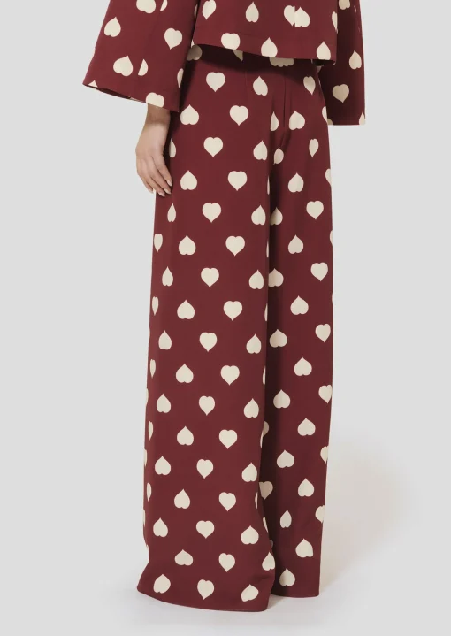 Pantalon Positivo bordeaux imprimé coeurs blancs
